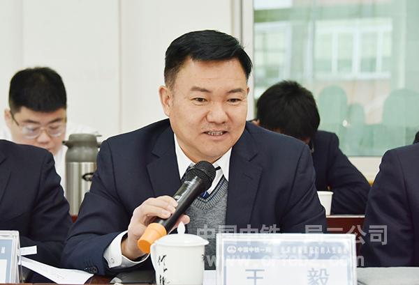 区域分管领导王毅就完成年度营销指标做表态发言 区域分管领导王毅就完成年度营销指标做表态发言