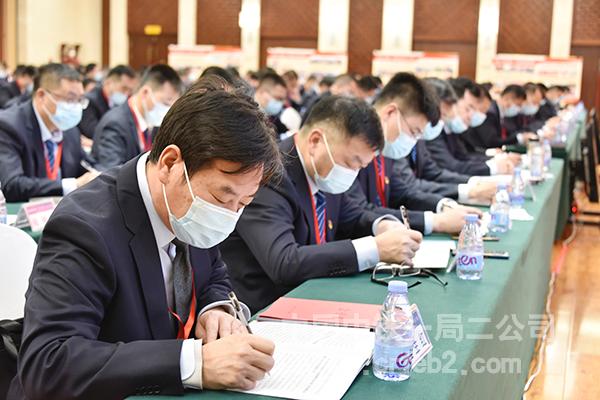 与会人员认真听取报告 与会人员认真听取报告