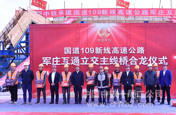 出席活动领导慰问一线工人 出席活动领导慰问一线工人