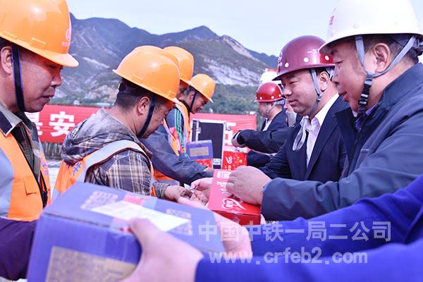 发放慰问品 发放慰问品